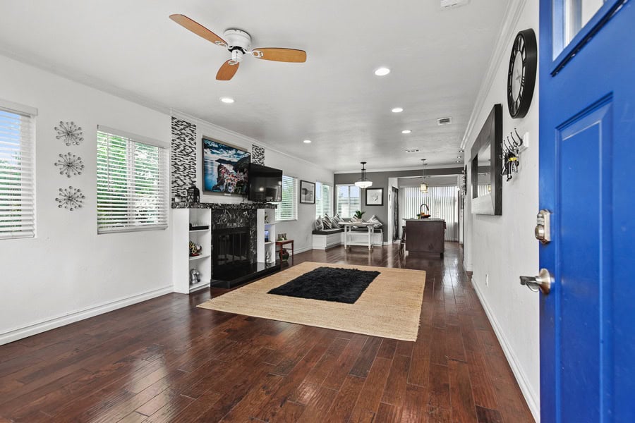 2632 Boundary St - Living Room Area