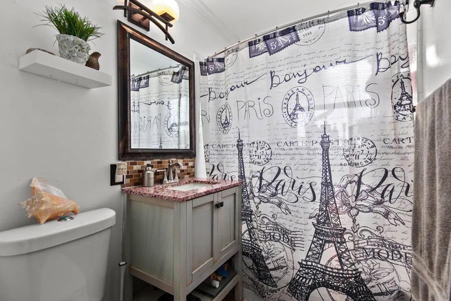 2632 Boundary St - Bathroom Area