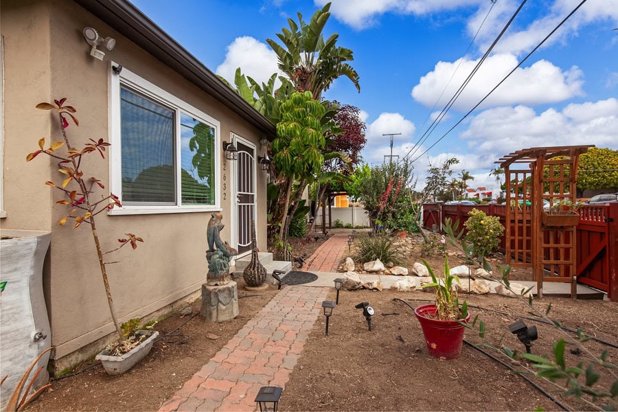 2632 Boundary St - Front Yard