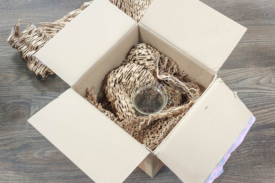 kartonnen-doos-met-shredder-karton-glazen-vaas-beschermen