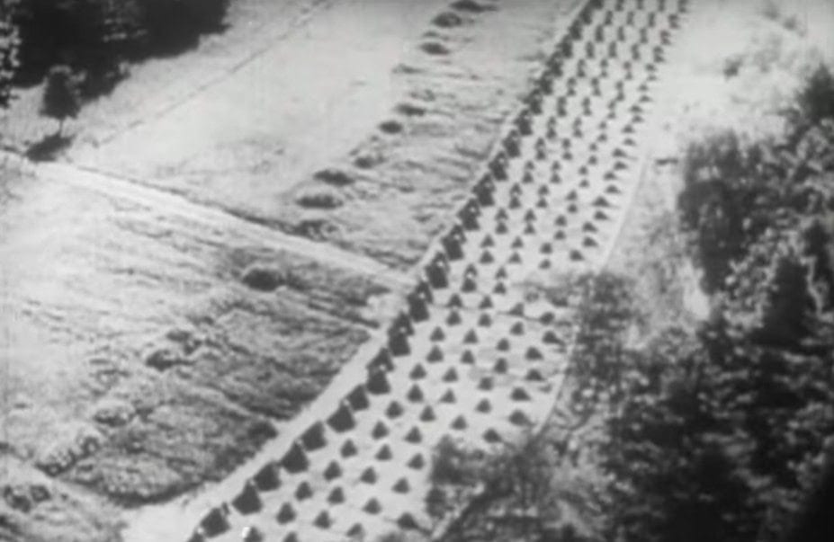Luchtfoto van draketanden, betonnen antitankversperringen als onderdeel van de Duitse Siegfriedlinie tijdens de Tweede Wereldoorlog.