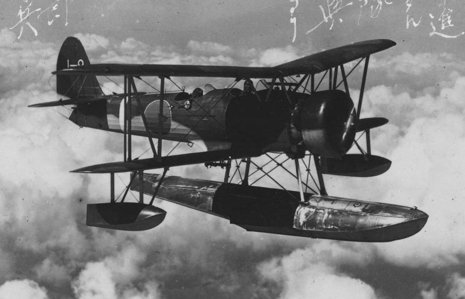 Afbeelding toont Nakajima E8N watervliegtuig; de Yamato kon enkele van deze verkenningsvliegtuigen vervoeren voor spotten en verkenning.