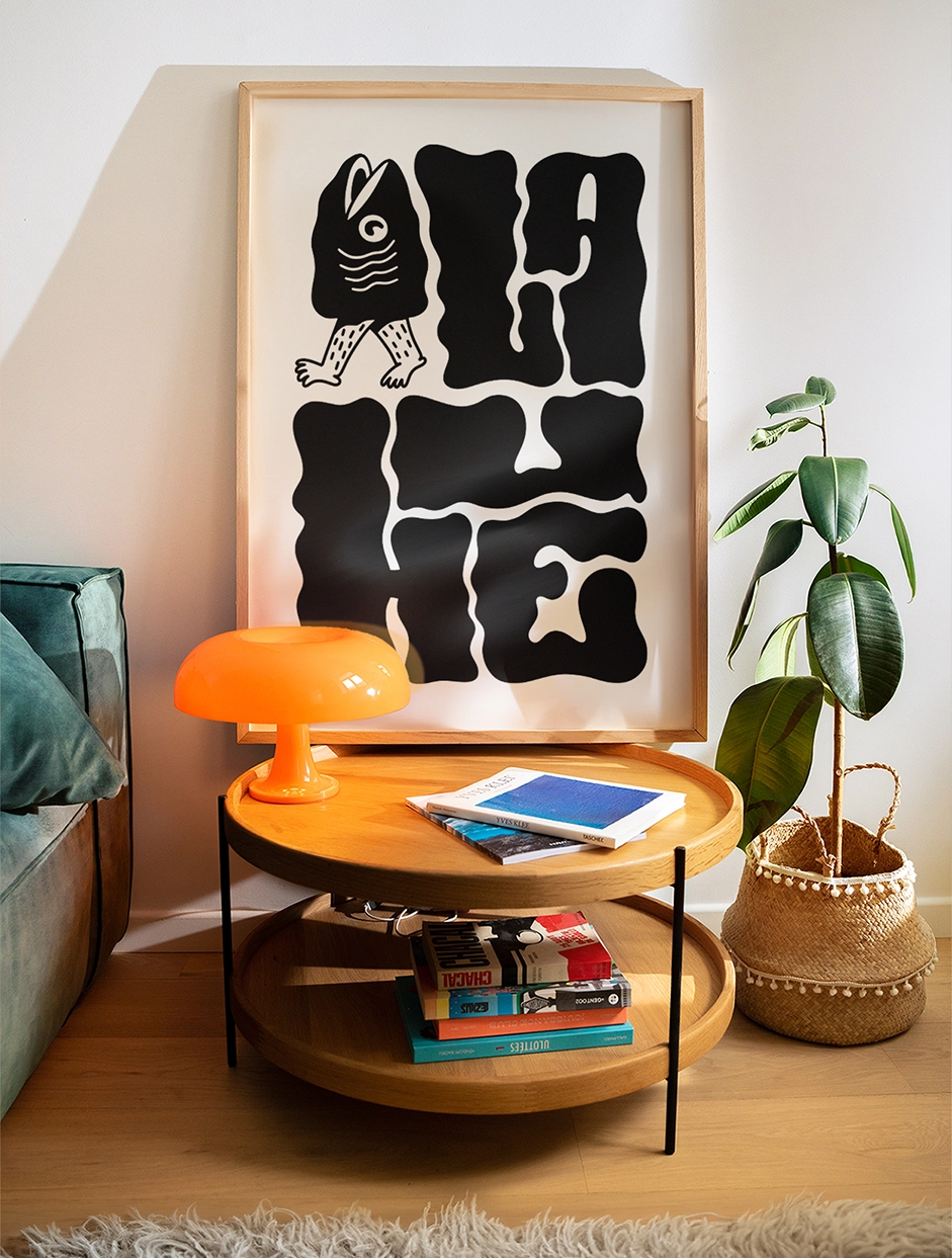 Flabben Shop säljer en postern - Ålahue – Ålagille vid Haväng. Ett ålhuvud med ben som går. Texten är kreativt utformad och bildar ordet Ålahue. Humor och urban design – perfekt vägghumor för ditt hem. Heminredning