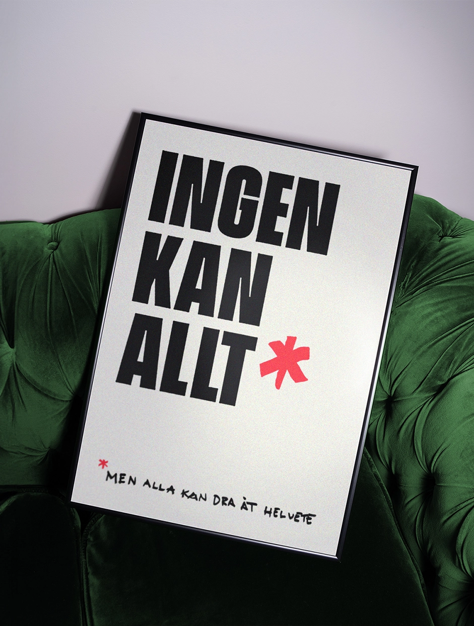 Flabben Shop säljer en poster med texten “Ingen kan allt men alla kan dra åt helvete. Humor och urban design – perfekt vägghumor för ditt hem. Heminredning