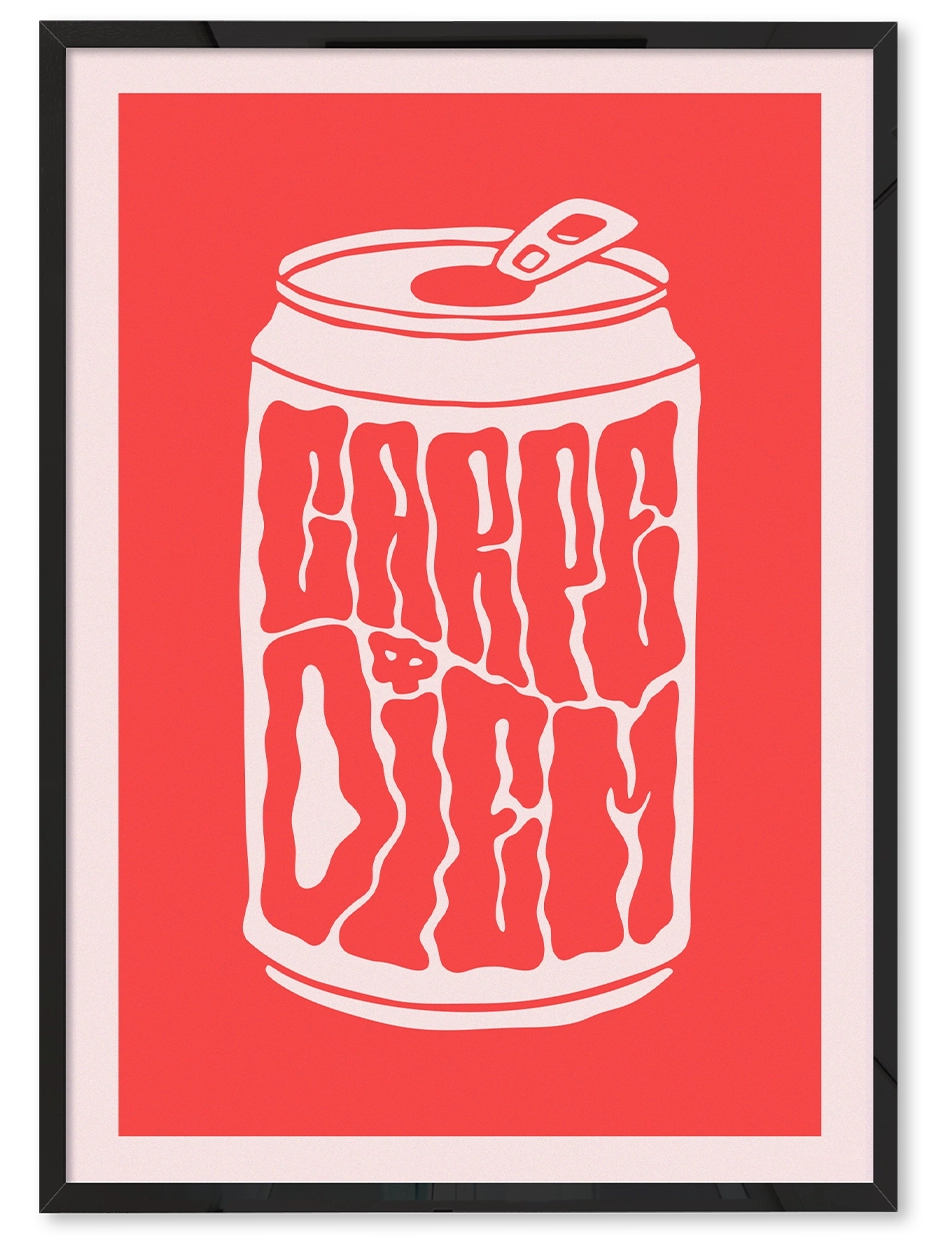 Flabben Shop säljer en poster med en ölburk med trycket Carpe Diem på. Ölburken är rosa och bakgrunden är röd.