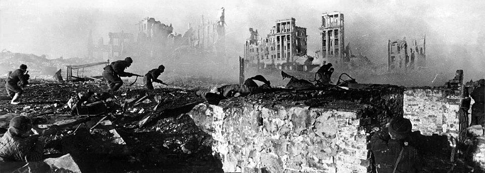 Sovjetsoldaten tijdens een aanval in de ruïnes van Stalingrad, gewapend en rennend tussen het puin, Tweede Wereldoorlog.