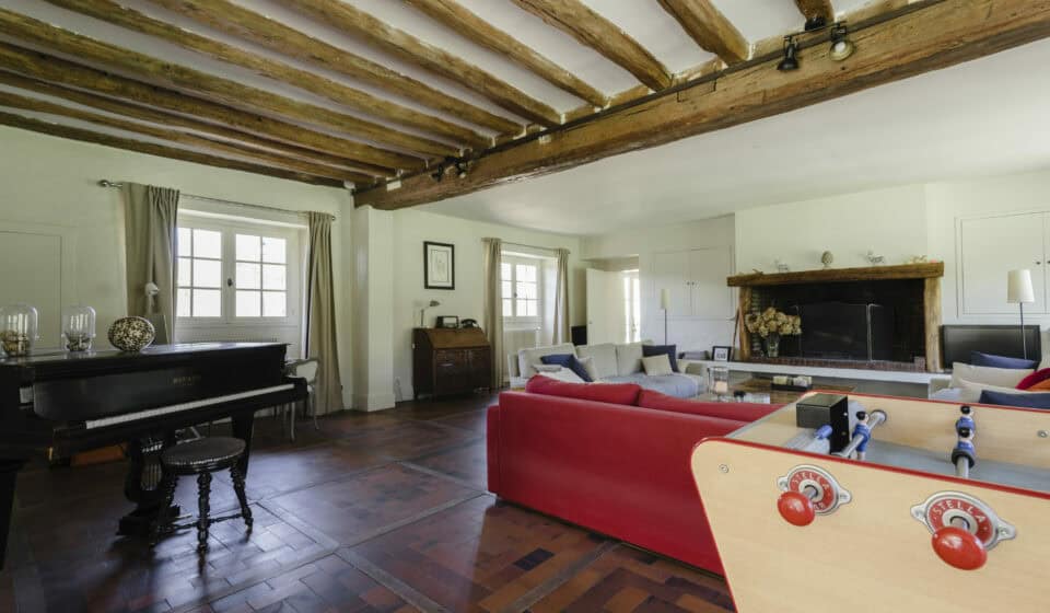 espace séjour détente baby-foot cheminée