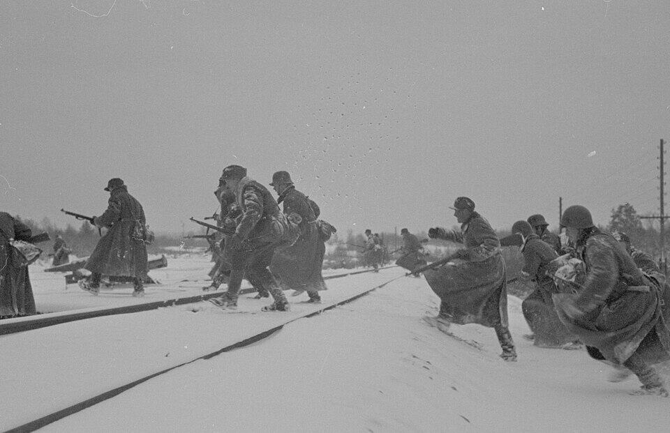 Finse soldaten van infanterieregiment JR 45 steken in 1941 de Moermansk-spoorlijn over nabij Käppäselkä tijdens de Vervolgoorlog.