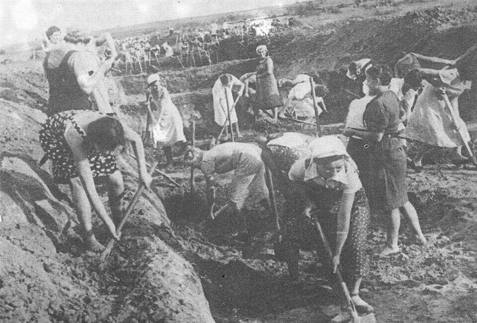 Vrouwen uit Leningrad graven in 1941 een antitankgracht als onderdeel van de verdediging tegen de Duitse belegering.
