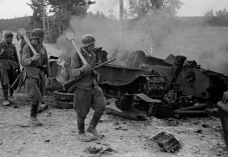 Finse militairen inspecteren een vernietigde Sovjet T-34 tank nabij Ihantala, ten noorden van Viipuri, op 30 juni 1944.