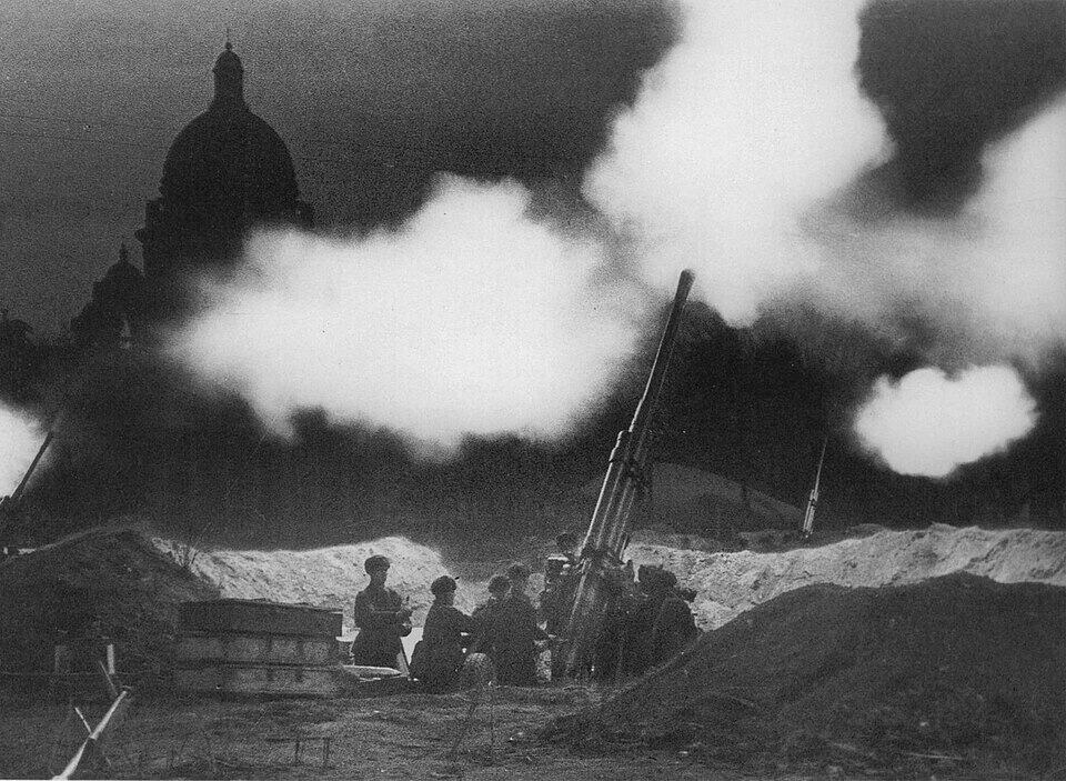 Luchtafweergeschut bij de Izaäkkathedraal opent het vuur om een Duitse nachtelijke luchtaanval op Leningrad af te weren, 1941-1944.