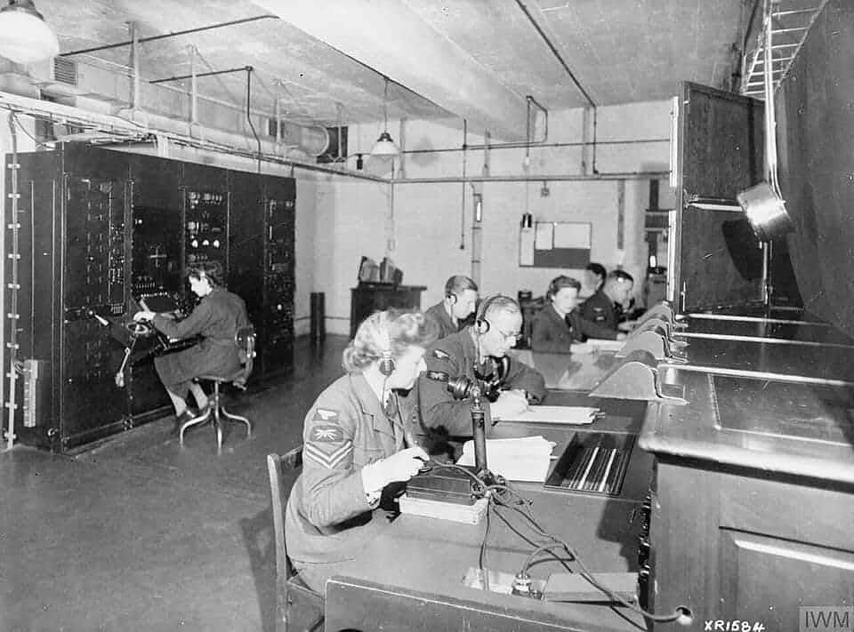 Radaroperatoren bedienen Chain Home-systemen met RF7-ontvanger en Mark 3-console in een Britse radarpost aan de oostkust.