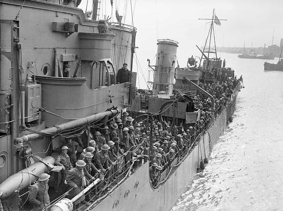 Geëvacueerde troepen op een torpedobootjager naderen de haven van Dover op 31 mei 1940 na ontsnapping uit Duinkerken.