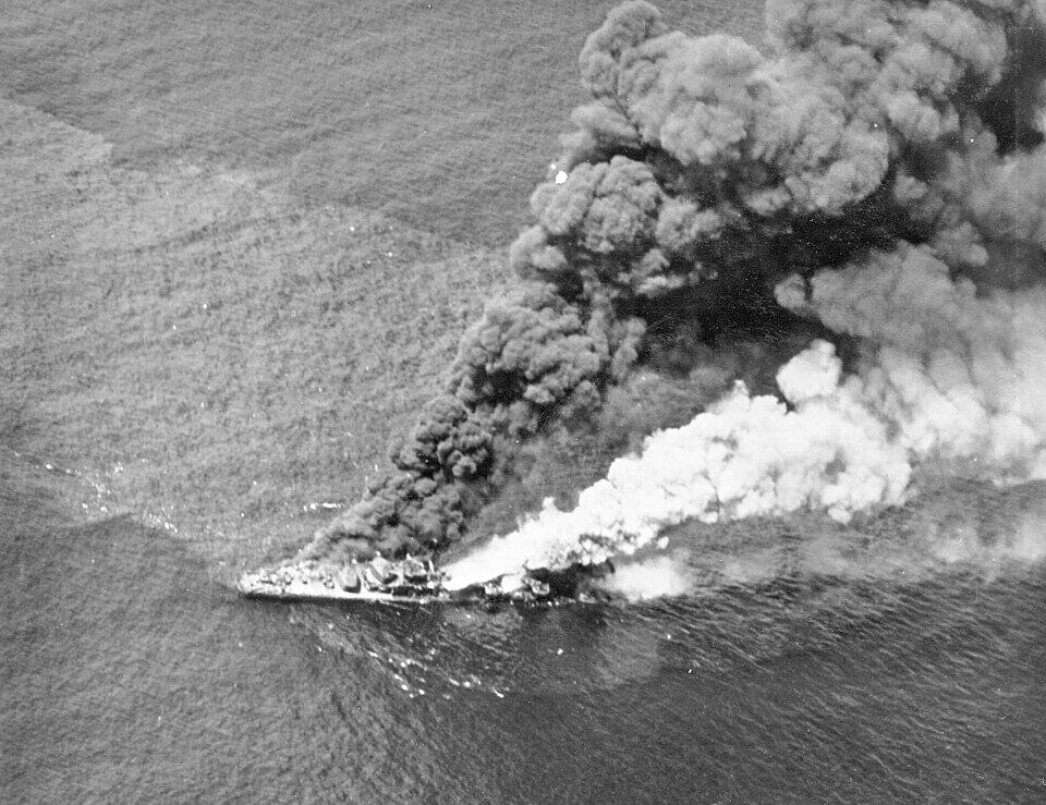 Japanse torpedobootjager (Wakatsuki ) zinkt na aanval door Amerikaanse vliegtuigen in de Baai van Ormoc, november 1944.