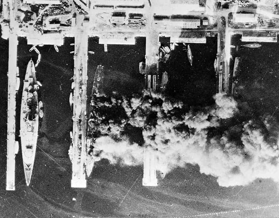 Luchtfoto van de gezonken en brandende Franse oorlogsschepen in Toulon, 28 november 1942, deels verduisterd door rook.