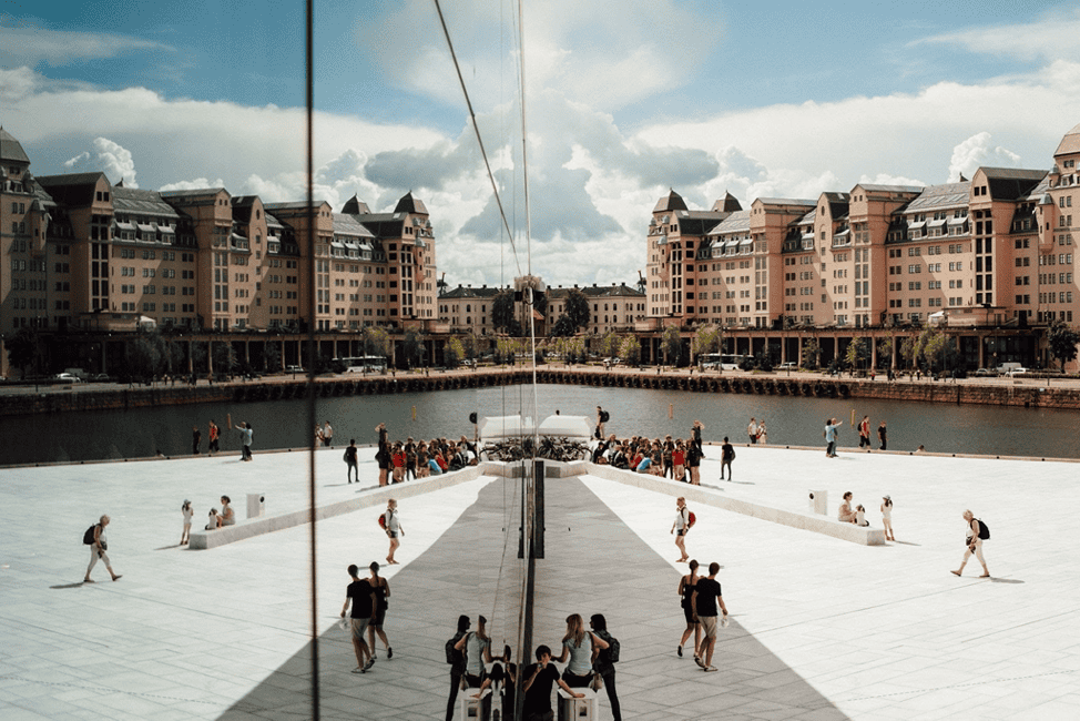 Oslo is the Electric Vehicle capital of the world and a regular feature amongst global smart city lists, primarily because of its efforts in addressing the challenges of climate change. 