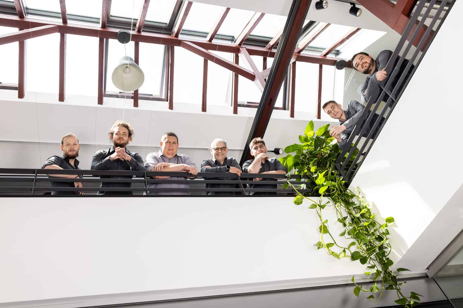 Das BREiHOF iT Team im hellen Atrium des Firmengebäudes