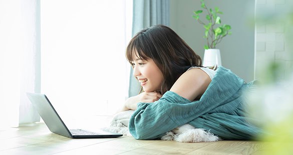 パソコンやスマホを使って接客するお仕事です
