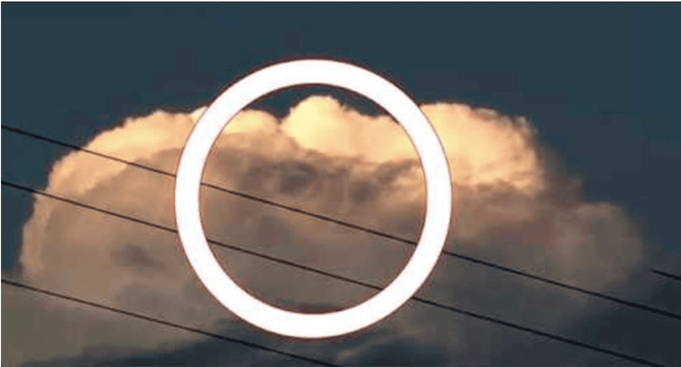 Formação de nuvens que pode lembrar dois olhos no céu