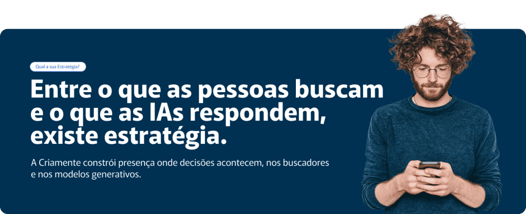 Homem de cabelo encaracolado e óculos usa um smartphone em um fundo azul escuro, com o texto "Entre o que as pessoas buscam e o que as IAs respondem, existe estratégia".