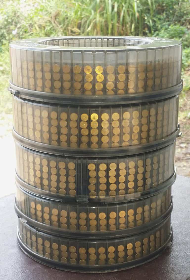 This is a stack of loaded lexan drums. The two drums at the bottom are both 165-round drums with the bases of the rounds in their three layers very visible. This ability to see the bases of the remaining ammunition is one of the advantages of making the drums from transparent lexan. The two central drums, third and fourth from the bottom, are loaded 275-round drums with their five layers of 55-rounds each of ammunition. The open vertical area in the front of the drum third from the bottom is normal and in front of the slot is the front lug to secure the magazine to the weapon. The top magazine is loaded with 220-rounds of ammunition in four layers. PHOTO CREDIT: DSC