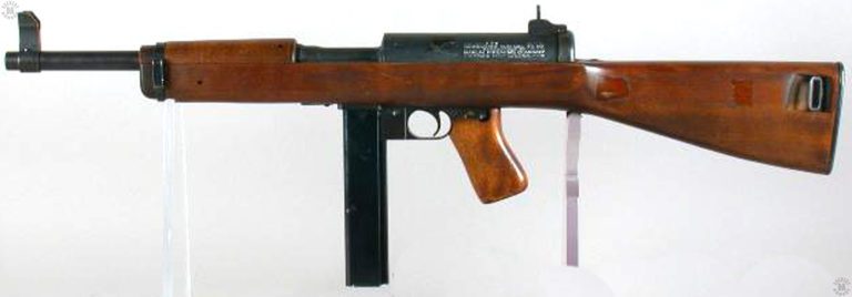 The very compact lines of the Hyde-Inland M2 submachinegun can bee seen in this illustration. The safety/Selector switch can jusr be seen above the pistol grip where it can be reached by the firer’s right thumb. PHOTO CREDIT: Springfield Armory National Historical Site