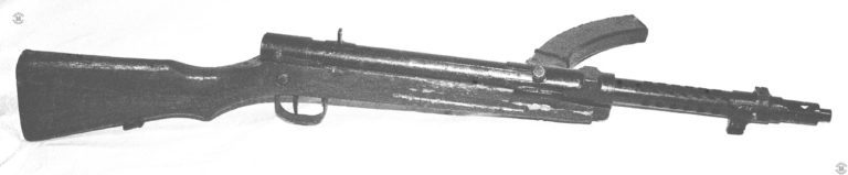 An upper right side view looking down at the Japanese Type 100 (1944) submachinegun. The curved magazine, required to properly feed the very tapered 8mm Nambu round) can be seen extending out from the left-side magazine well. PHOTO CREDIT: US Army