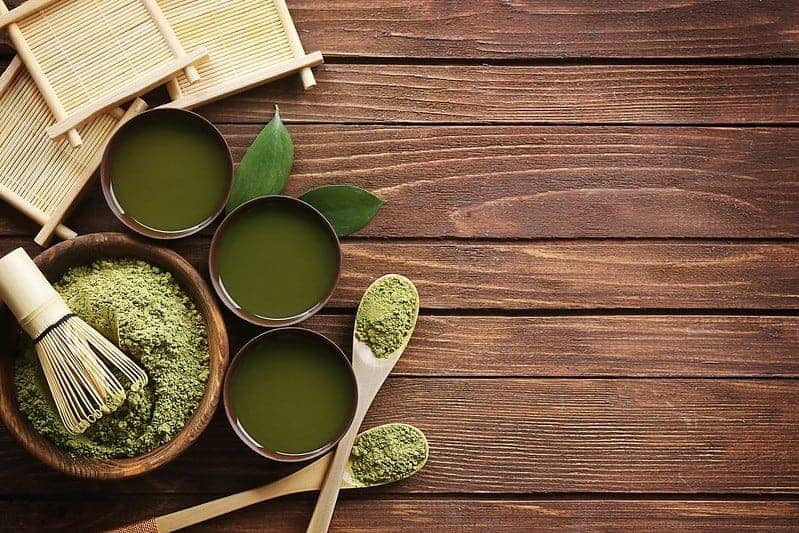 chá matcha verde em pó em salada e chávenas líquidas