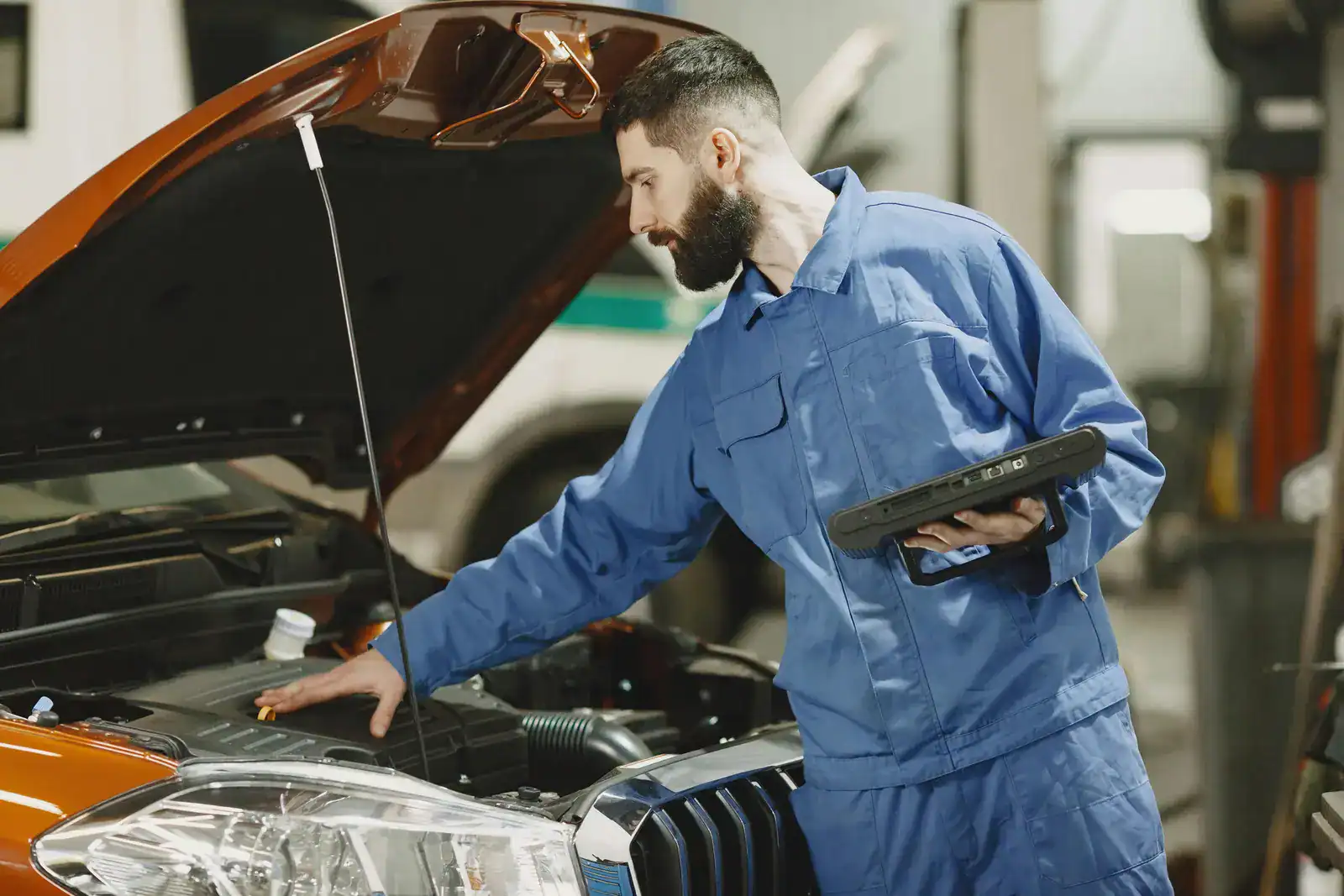 sandik-motor-teknik-kontrol-usta-servis Servis ortamında motor kontrolü yapan uzman usta görseli