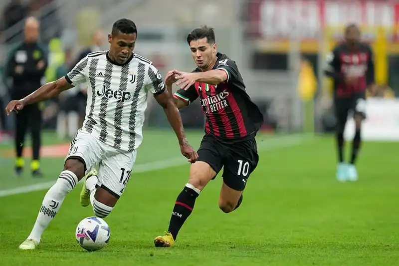 AC Milan Fend Off Juventus, Fiorentina to Secure Comotto Renewal – Future Stars Locked In