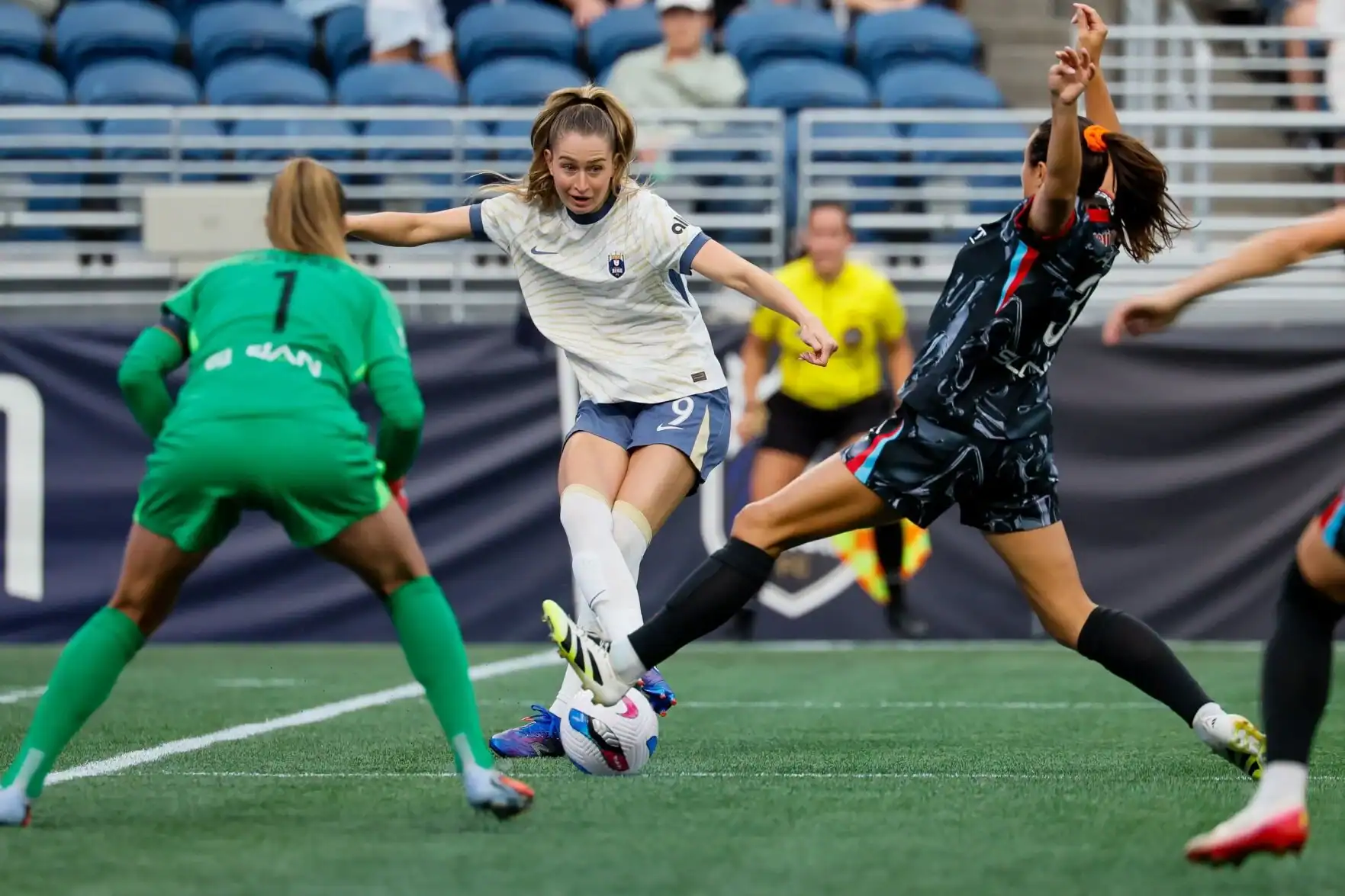 Chicago Stars Star Jordyn Huitema Exits with Left Leg Injury; Club Awaits Diagnosis