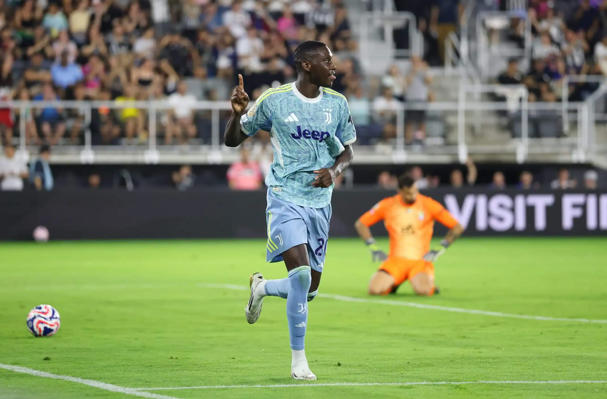 Crystal Palace and Aston Villa Emerge as Rivals in Race for Randal Kolo Muani as Juventus Stalls
