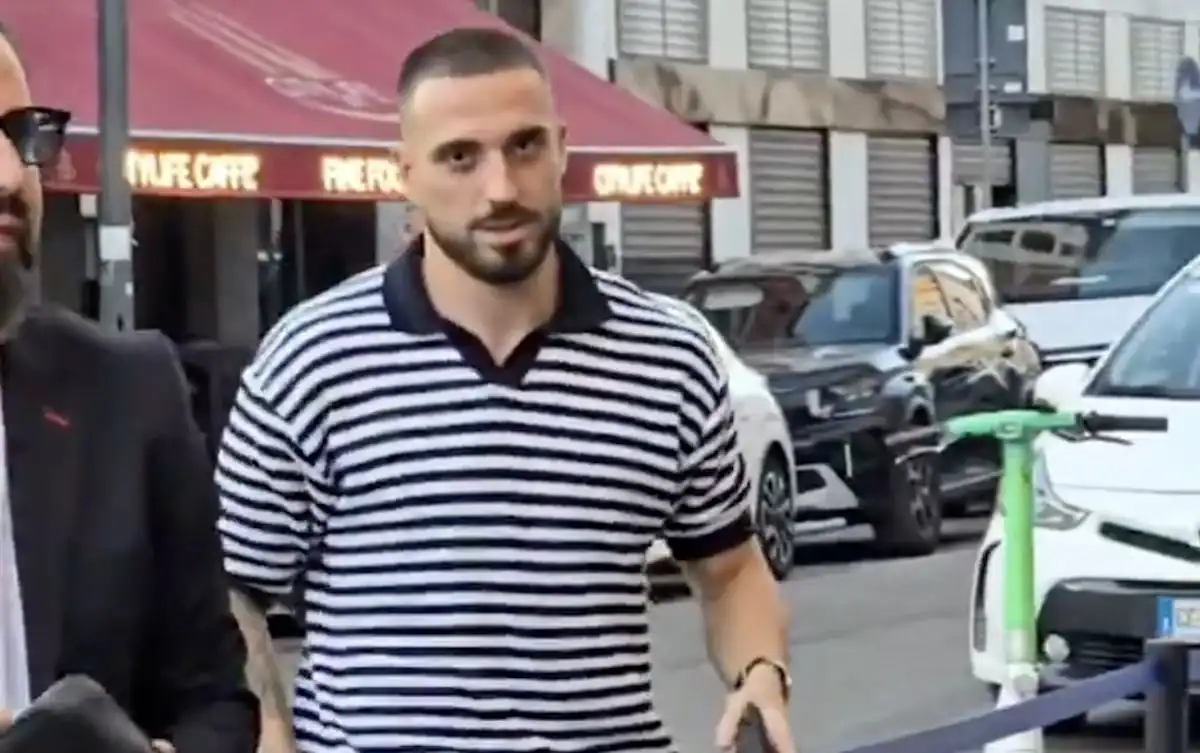 Mario Gila Arrives in Milan: ‘Watch Gila gives waiting crowd a wave as Milan medical gets underway’