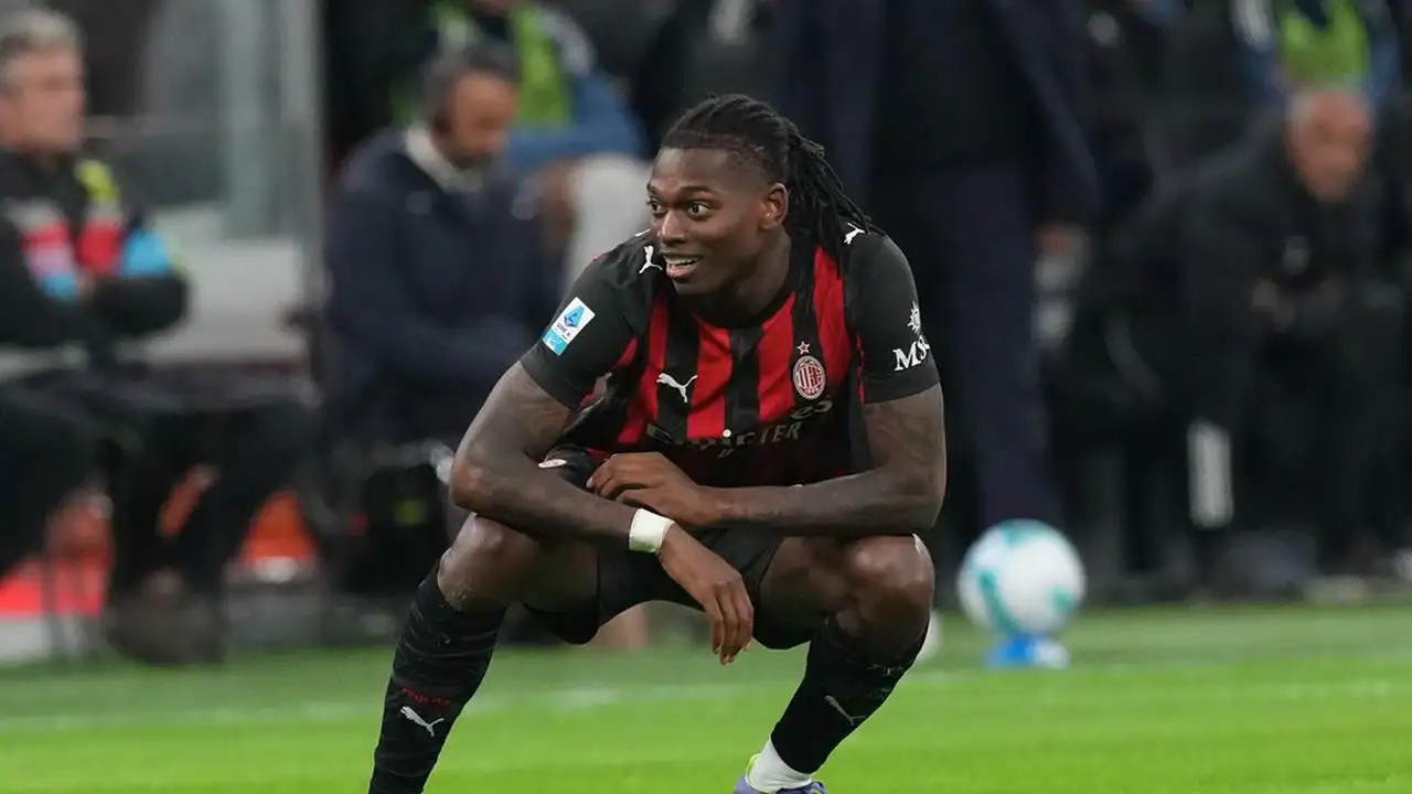 Rafael Leao Removes AC Milan from Instagram: Transfer Imminent After World Cup Disappointment