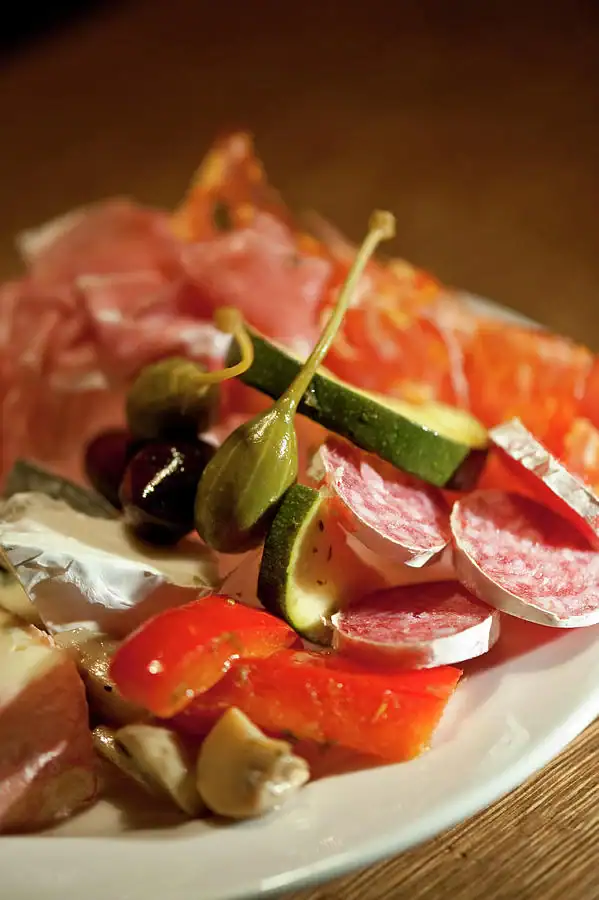 Frosinone’s Sweet Welcome: Grillitsch and Schmid Indulge in Austrian Delicacy