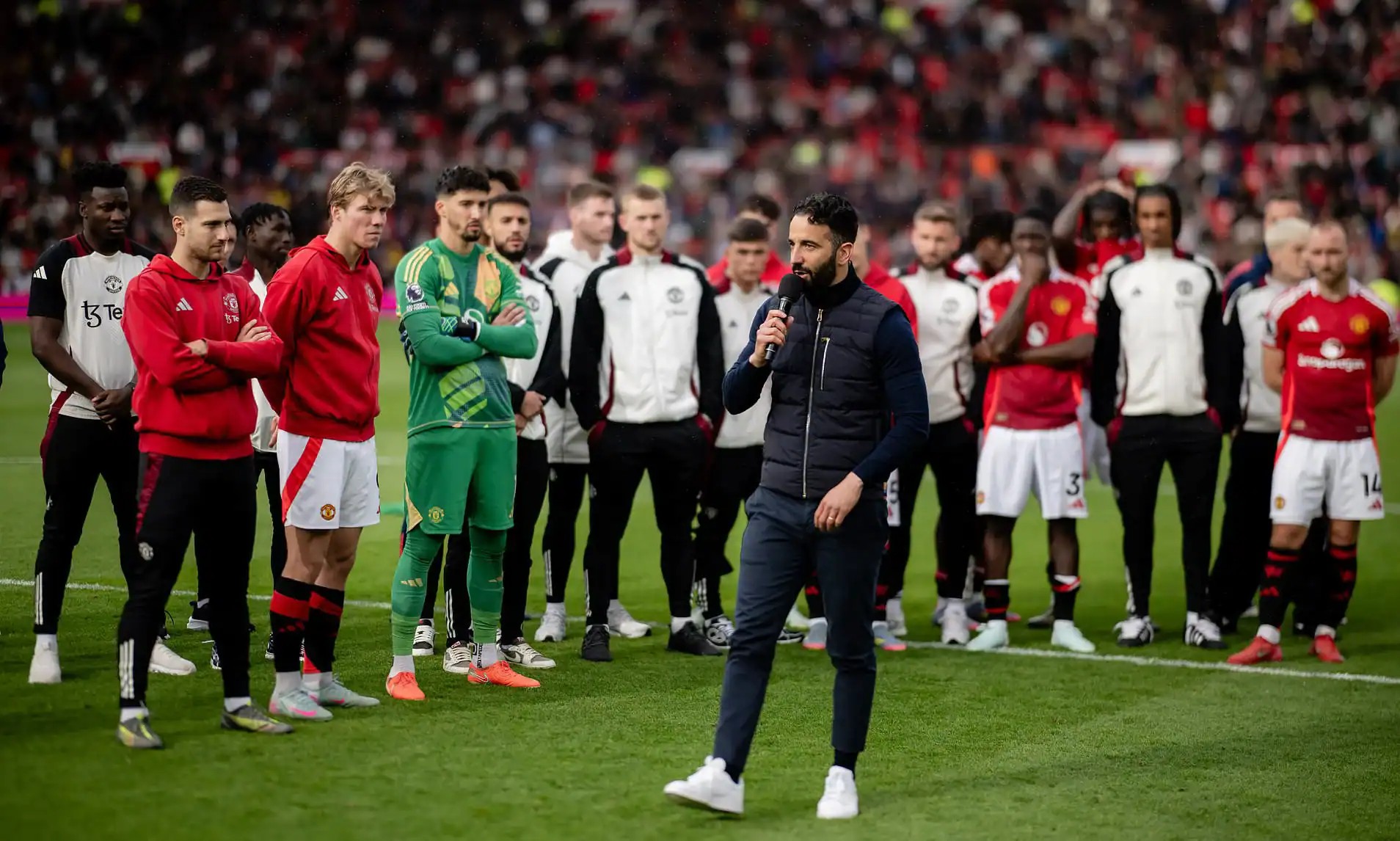 Moreira’s Initiation Song Leaves Amorim and Team-Mates in Stitches – Viral Video