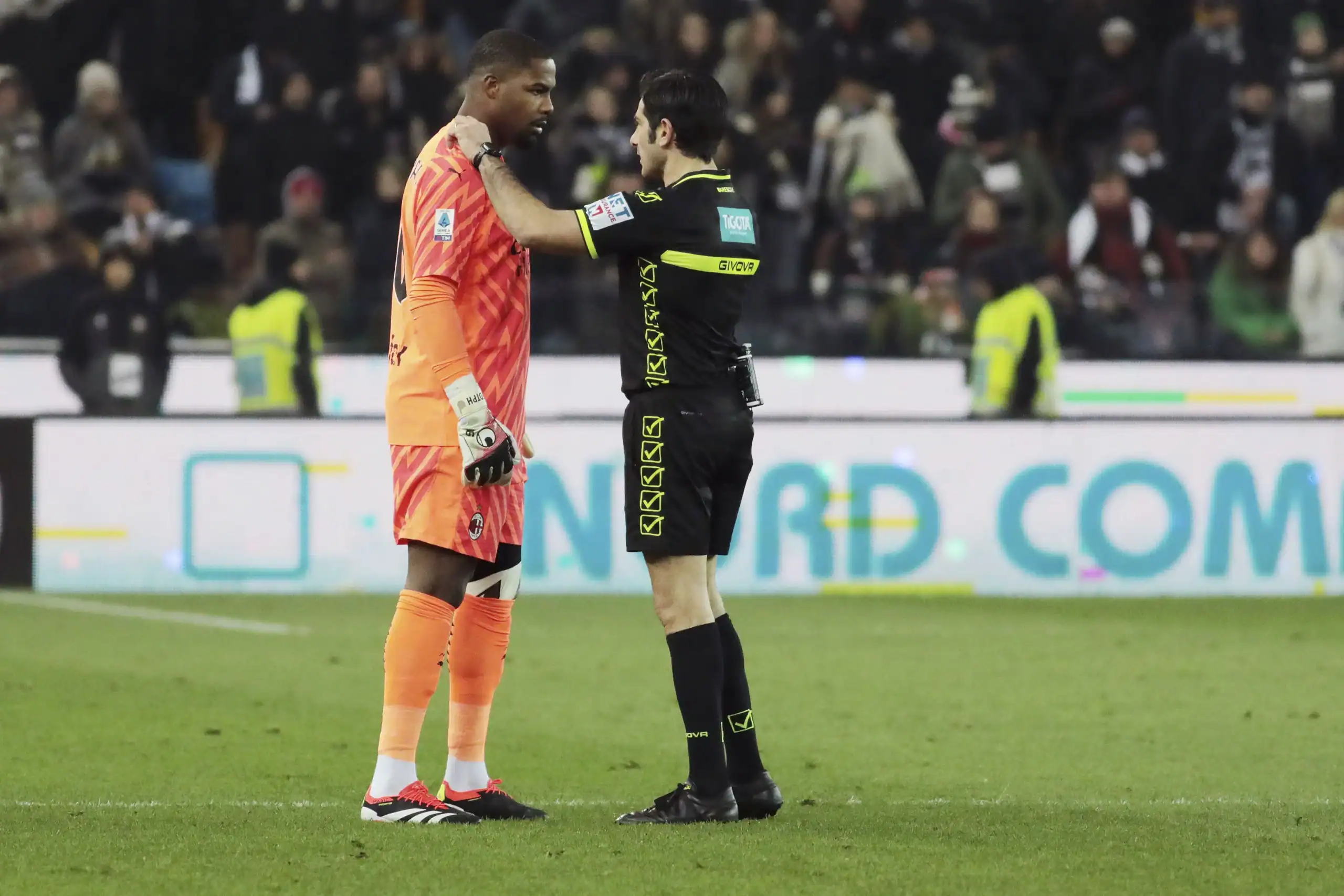 AC Milan Condemn ‘Unacceptable’ Racist Abuse of Mike Maignan After Bournemouth Red Card