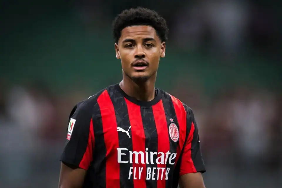 De Winter Reveals Amorim’s Faith, Four-Man Defence Experiment, and Dream of Becoming Milan Icon