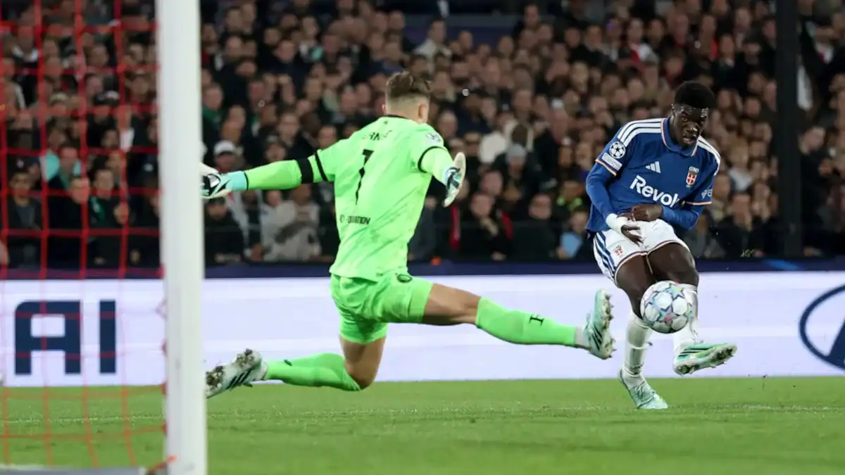 UCL Feyenoord 3-2 Como Lead Fumbled in Rotterdam Defeat