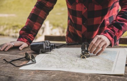 krupnyi-plan-ruki-s-kompasom-na-karte