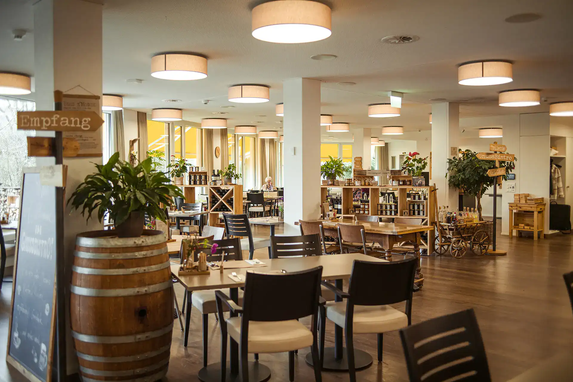 Innenbereich des GnussBistro mit Sitzplätzen