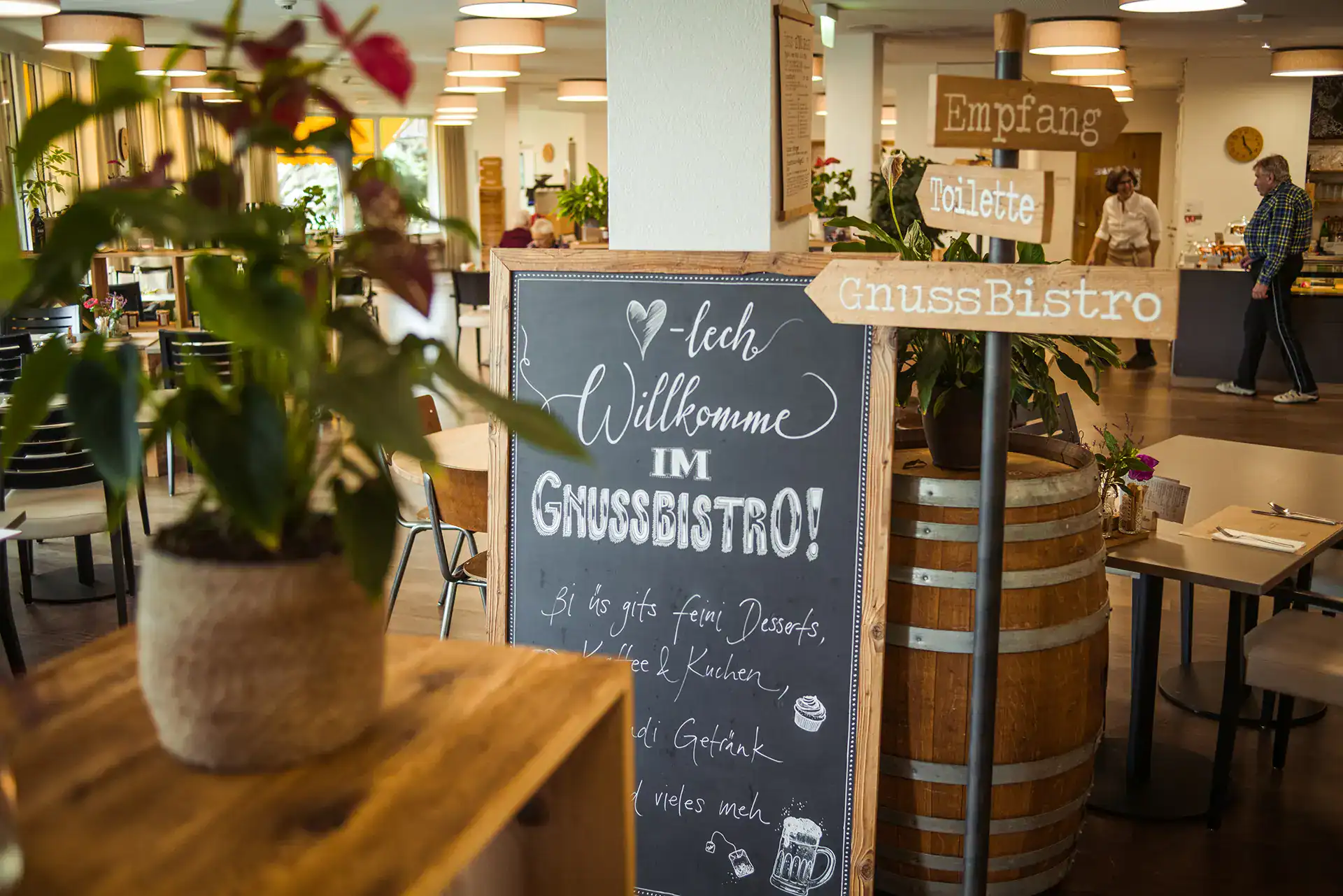 Empfangsbereich mit Schild und Dekoration im Restaurant