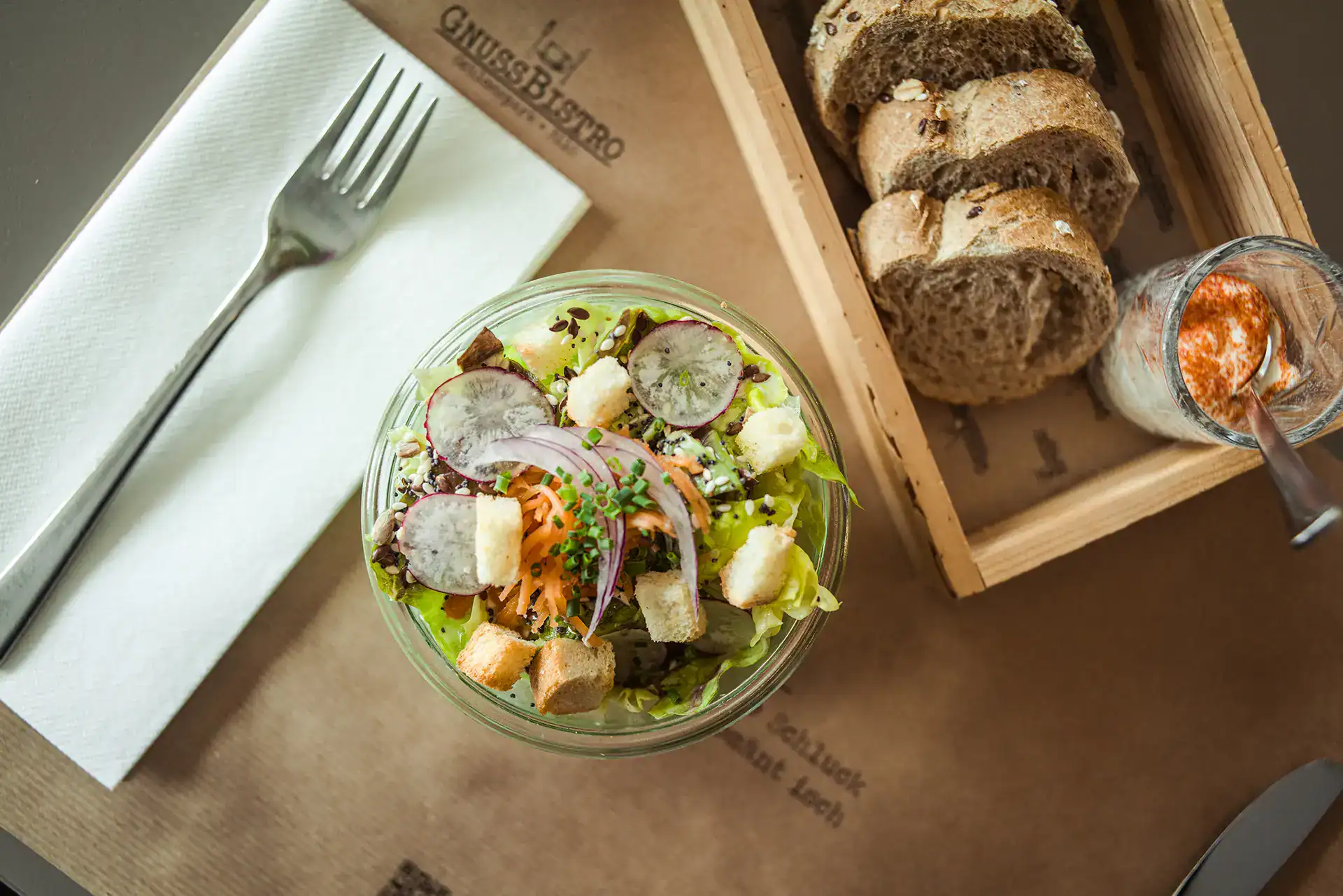 Frischer gemischter Salat mit Gemüse und Croutons