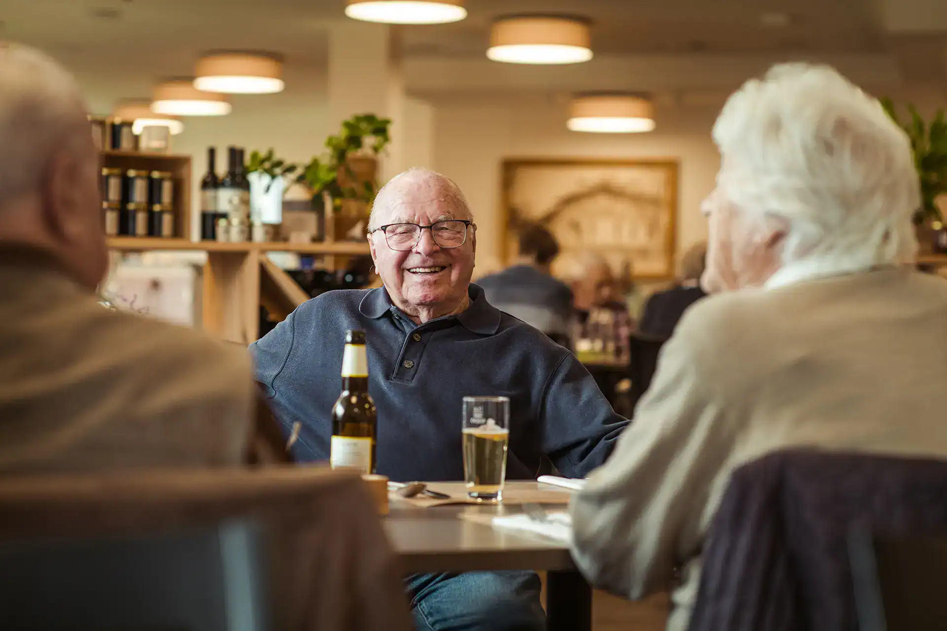 Generationen verbinden. Ein Ort für echte Gespräche. Ältere Gäste geniessen gemeinsame Zeit im GnussBistro Münsingen bei der Stiftung für Betagte Münsingen.