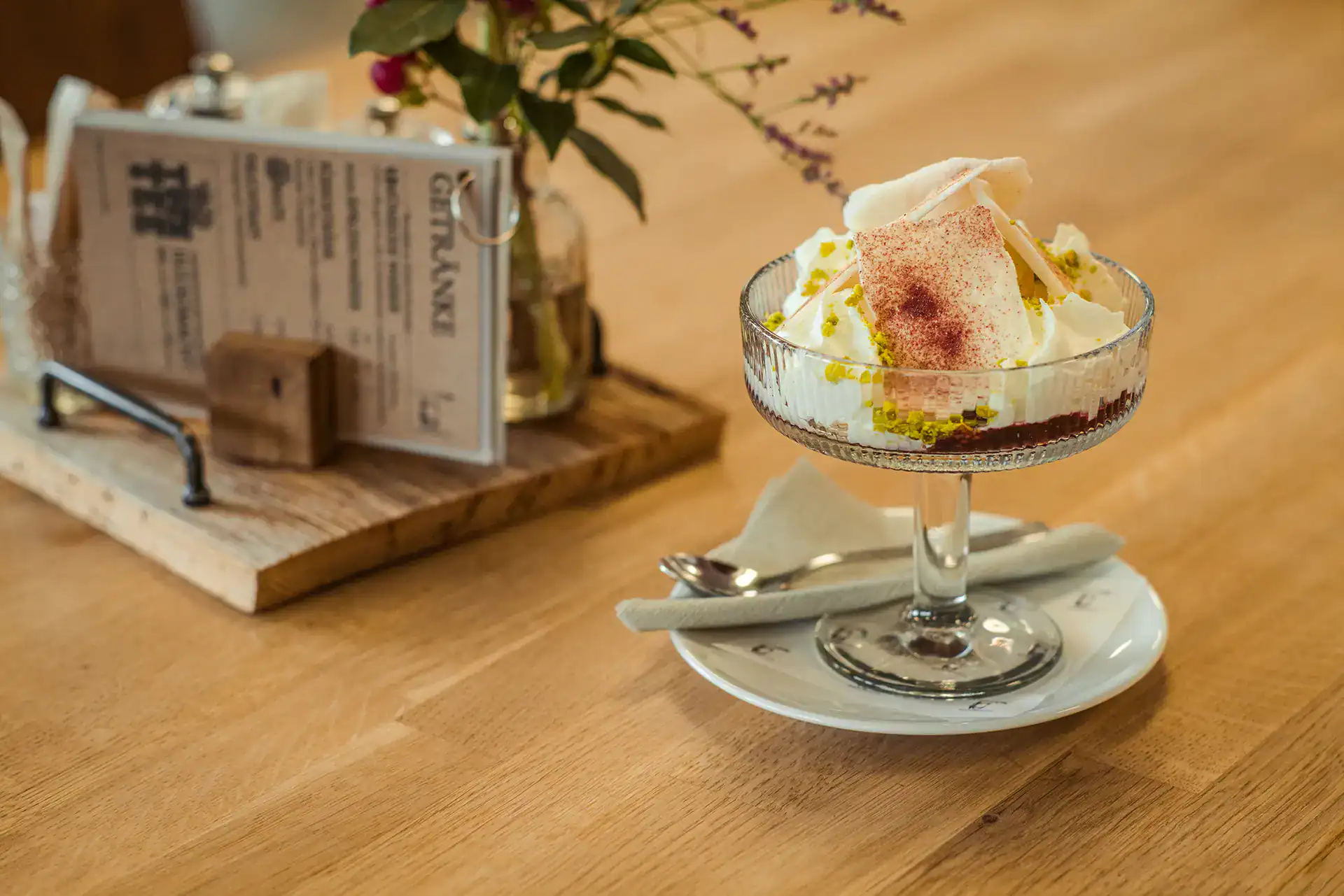 Dessert im Glas mit Creme und Toppings