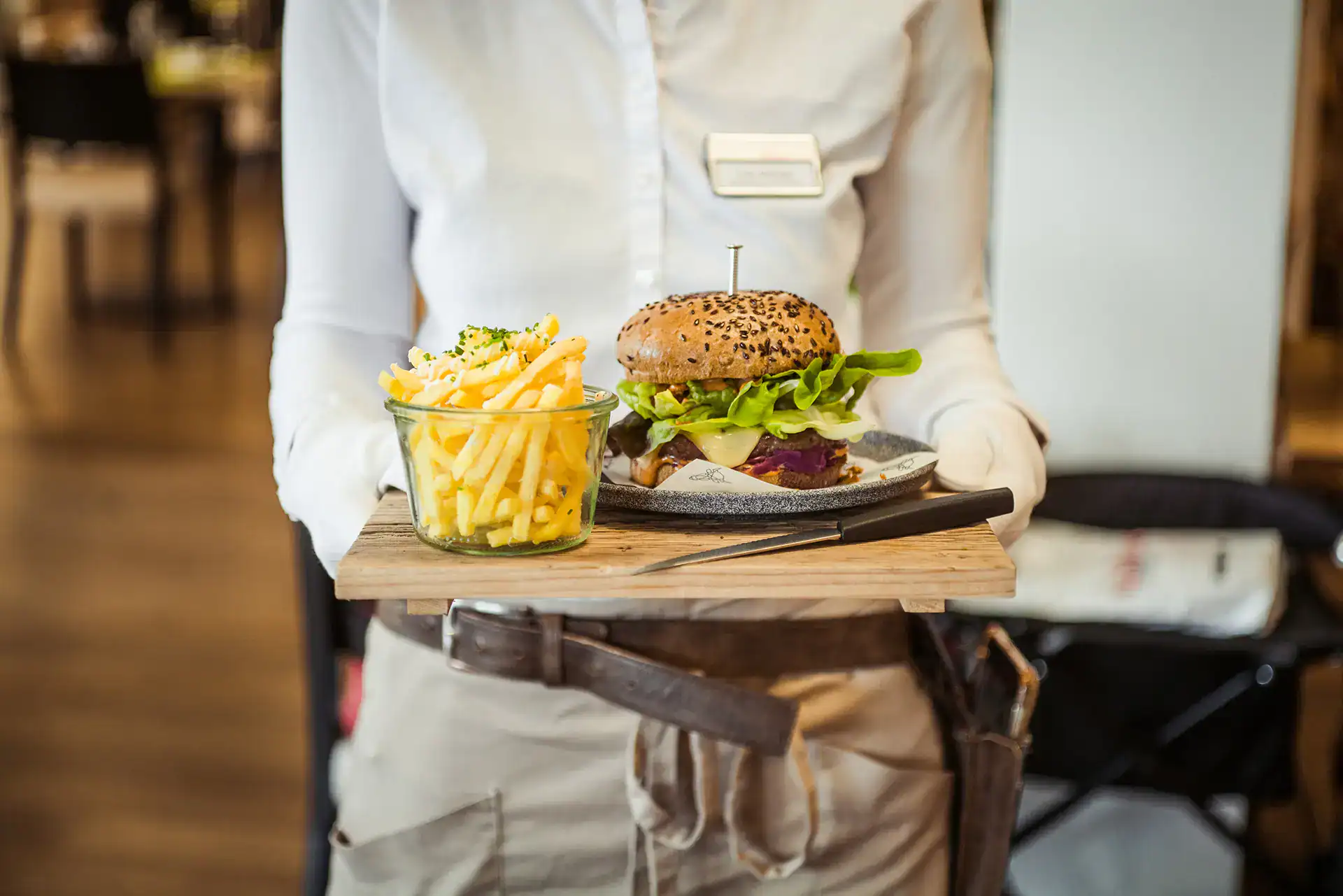 Burger mit Pommes wird im GnussBistro serviert