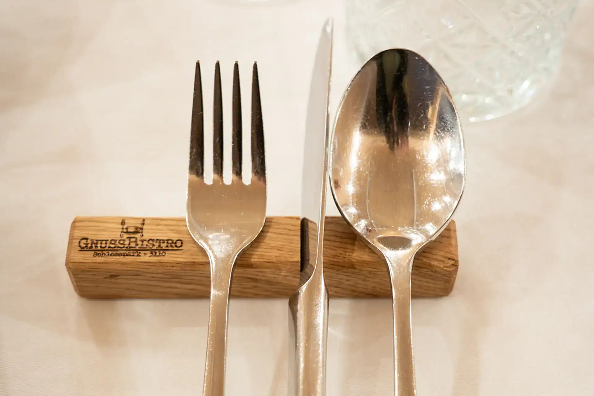 Besteck-Bänke vom GnussBistro Münsingen für Veranstaltungen und Anlässe