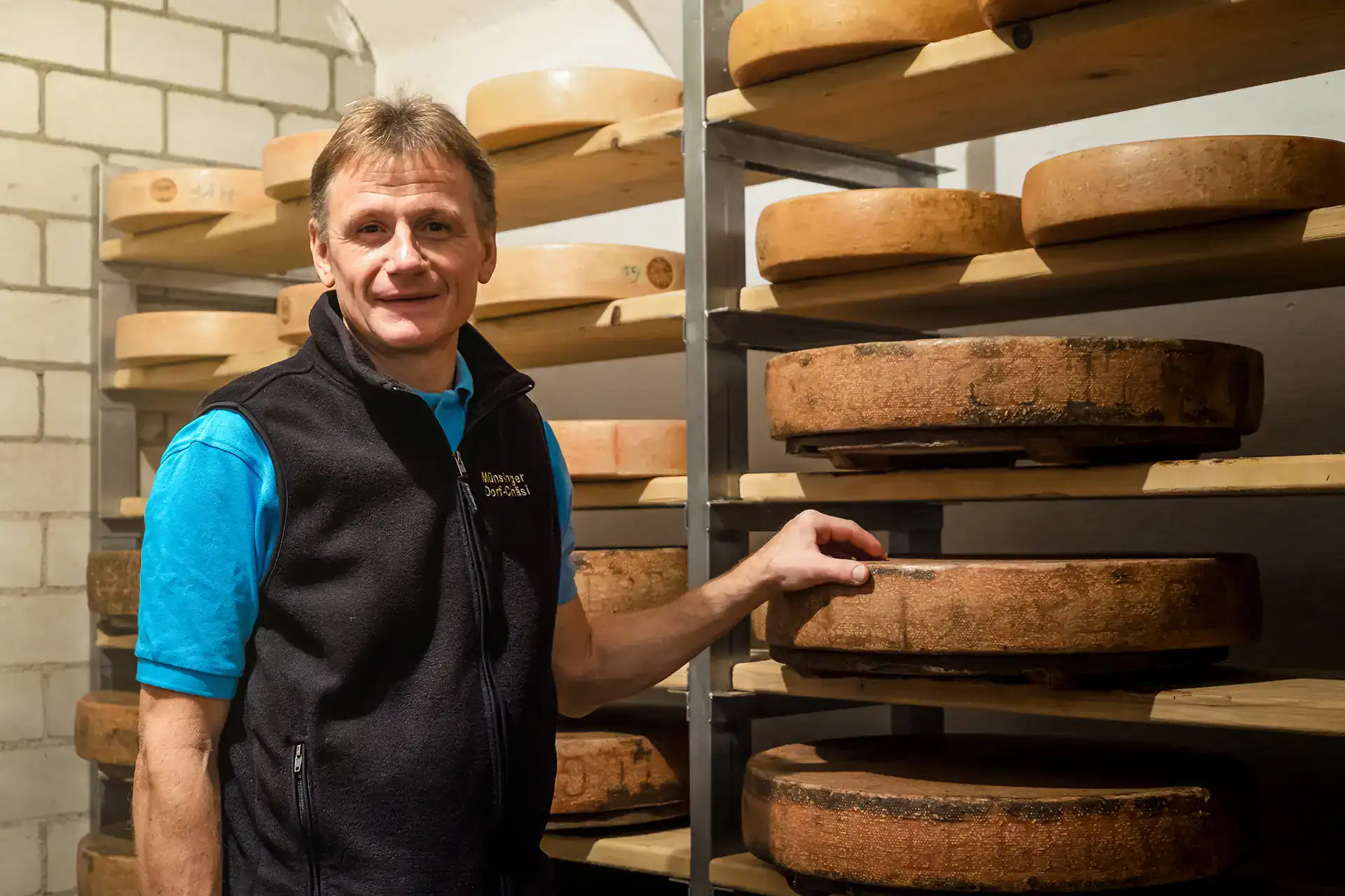 Herr Leuthold im Reifekeller der Dorfchäsi Münsingen