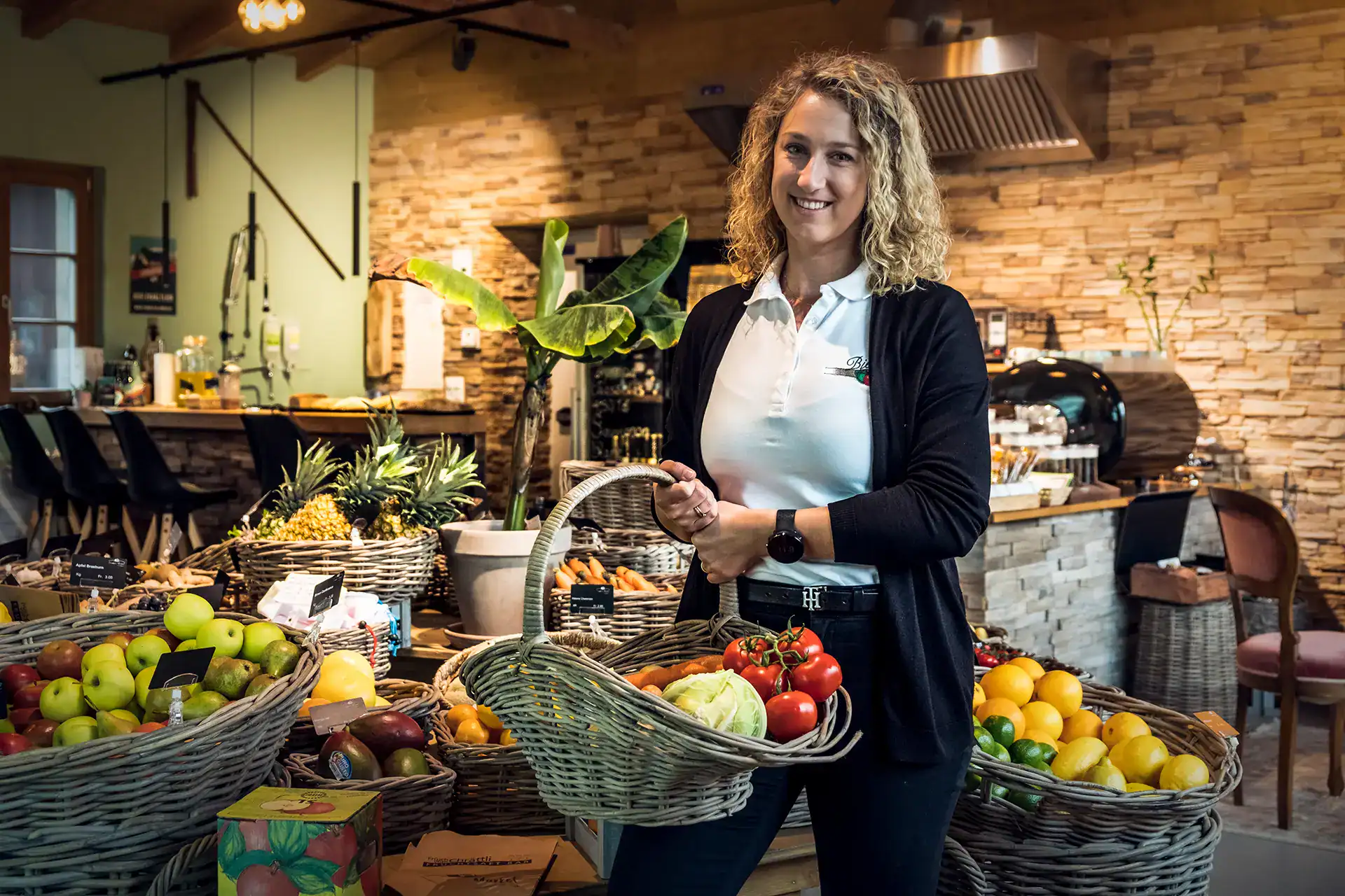 Lieferantin von Bieri Gemüse aus Neuenegg mit einem Korb frischem und saisonalem Gemüse.
