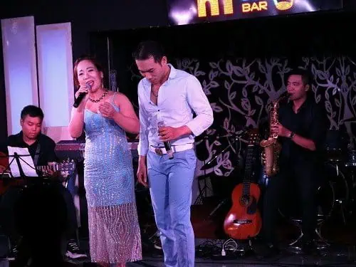 thầy cô guitara cùng biểu diễn nhạc